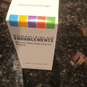 Ten microdermabrasion packets and makeup bag